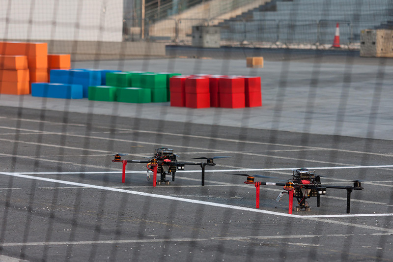 Drones ready to autonomously cooperate to build up a wall